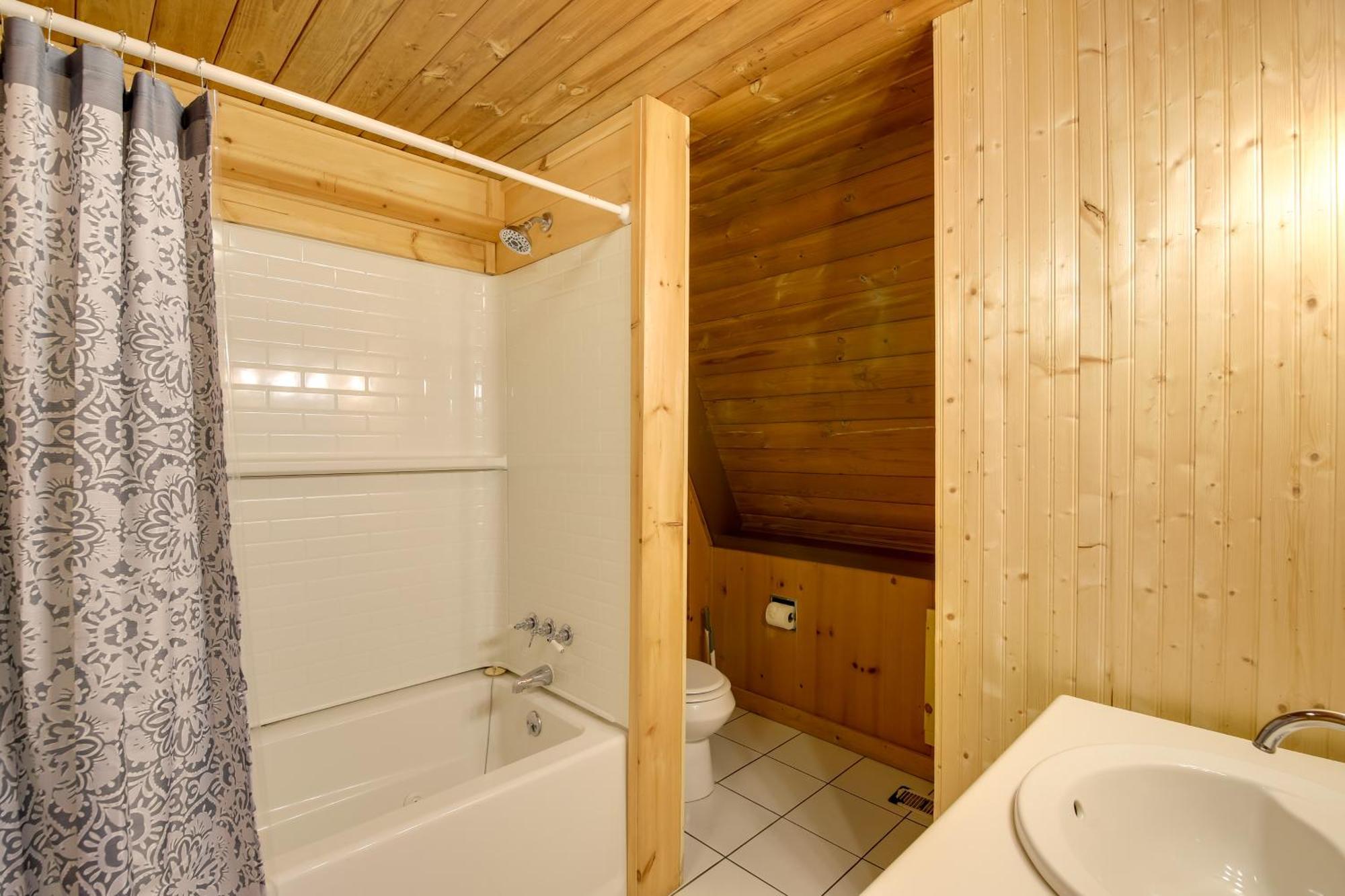 Gatlinburg A-Frame Home With Hot Tub Near Parkway المظهر الخارجي الصورة